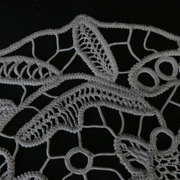 Stunning Vintage Handmade Crochet Floral Doily - Picture 2 of 10